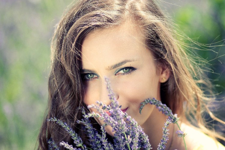 Frau mit Lavendel Frau mit Lavendel